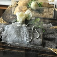 Kain songket benuansa abu-abu silver yang dipercantik mawar putih. Foto: Dok. Rose Arbor Seserahan