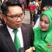 Ridwan Kamil memilih jas di pernikahan Kahiyang Ayu dan Bobby. Warna dasinya menyesuaikan dengan kebaya sang istri, Atalia dengan warna hijau cerah. Foto: Danu Damarjati/detikcom