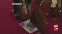 Selanjutnya adalah Bobby menginjak telur yang disebut wiji dadi (Foto: Dok. Screenshot CNN Indonesia)