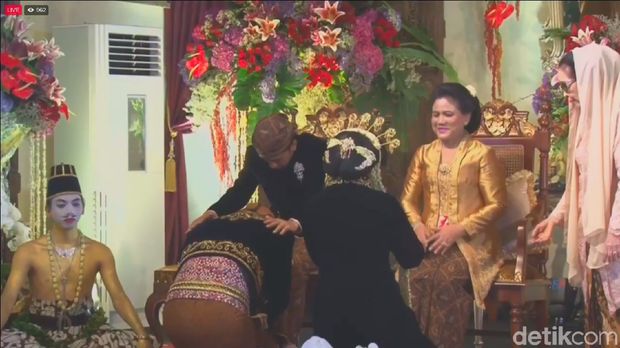 Prosesi sungkeman Kahiyang-Bobby.