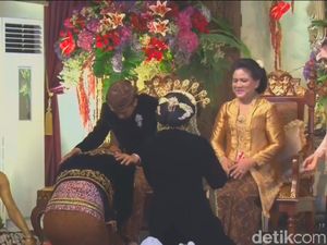 Melihat Sakralnya Prosesi Sungkeman Kahiyang-Bobby ke Jokowi