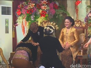 Kahiyang-Bobby Sungkem Saat Panggih, Jokowi dan Iriana Beri Nasihat