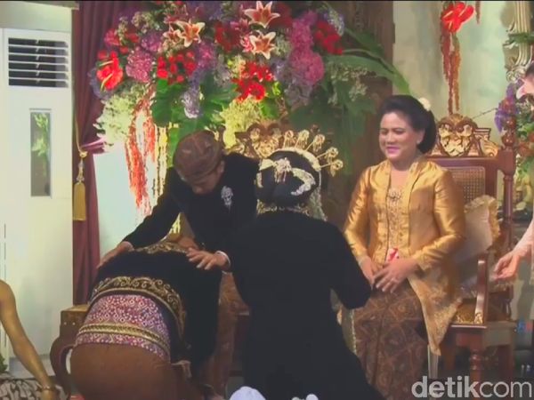 Melihat Sakralnya Prosesi Sungkeman Kahiyang-Bobby ke Jokowi
