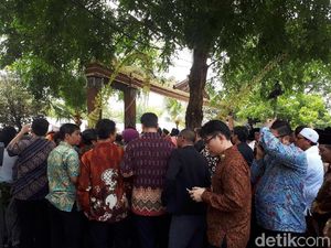 Antrean Tamu Resepsi Pernikahan Kahiyang-Bobby Mengular