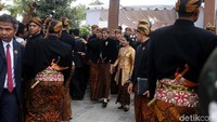 Ia sempat menyapa warga.