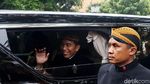 Kahiyang dan Bobby Tinggalkan Gedung Resepsi