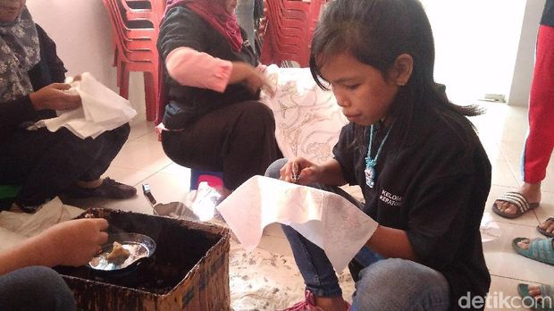 Warga Kasepuhan Cirebon Rintis Kampung Batik