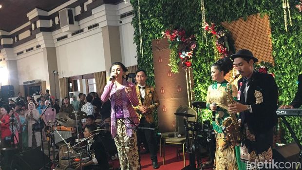 Vicky menyanyikan lagu Pergi Pagi Pulang Malam yang diaransemen dangdut
