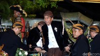 Jokowi turun dari kereta kencana.