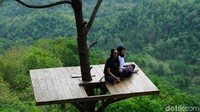 Di sini, kamu bisa bergaya apa saja. Karena saat naik ke atas, sudah diberikan pengaman. Asal, jangan terlalu heboh ya. Mau foto romantis biar tidak kalah dengan Kahiyang-Bobby juga bisa (Shinta Angriyana/detikTravel)