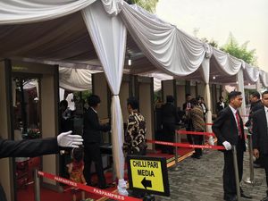 Pengamanan Berlapis Sebelum Masuk Gedung Pernikahan Kahiyang-Bobby