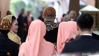 Berbeskap hitam, Bobby tiba di Graha Saba Buana.