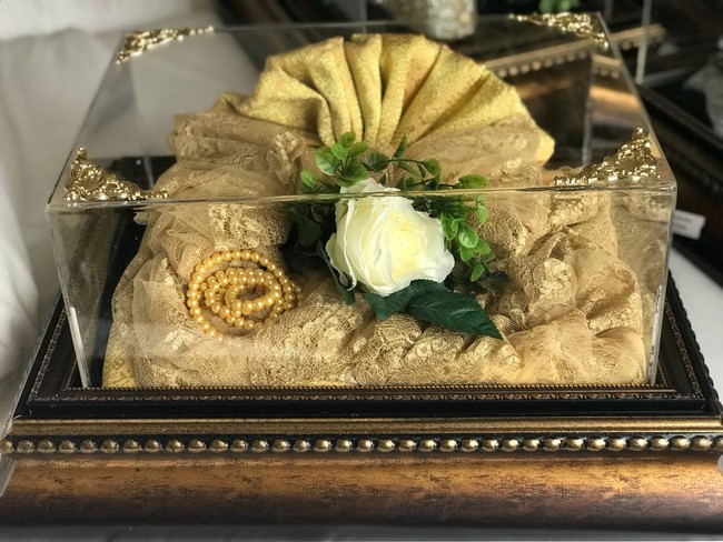 Kain lace warna champagne nan cantik dengan hiasan mutiara kekuningan. Foto: Dok. Rose Arbor Seserahan