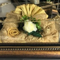 Kain lace warna champagne nan cantik dengan hiasan mutiara kekuningan. Foto: Dok. Rose Arbor Seserahan