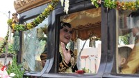 Sebelum melangsungkan pernikahan, Kahiyang diantar ke pelaminan dengan kirab atau pawai menggunakan kereta kuda. Putri satu-satunya Presiden Jokowi itu bertolak dari kediamannya yang tak jauh dari lokasi pernikahan di Graha Saba Buana, Solo. (Foto: AFP PHOTO / ANWAR MUSTAFA)