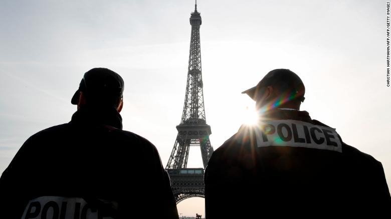 Ilustrasi Polisi Prancis Police patrol in front of the Eiffel Tower in Paris last week as France officially ended a state of emergency. (Christian Hartmann/AFP/Getty Images)