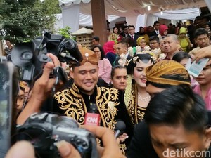 Keceriaan Bobby-Kahiyang saat Jadi Rebutan Selfie