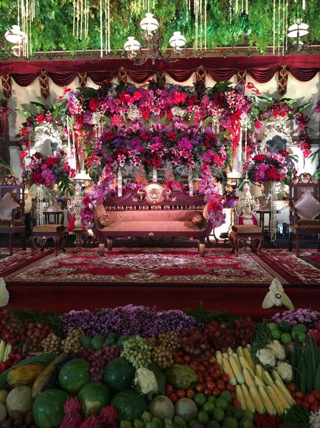 Asmoro Decoration berada di balik indahnya dekorasi resepsi pernikahan Gibran Rakabuming Raka dan Selvi Ananda yang digelar dua tahun lalu, kembali ditugaskan mengurus dekorasi di pernikahan Kahiyang Ayu dan Bobby. Foto: Pelaminan Kahiyang Ayu dan Bobby Nasution