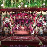 Asmoro Decoration berada di balik indahnya dekorasi resepsi pernikahan Gibran Rakabuming Raka dan Selvi Ananda yang digelar dua tahun lalu, kembali ditugaskan mengurus dekorasi di pernikahan Kahiyang Ayu dan Bobby. Foto: Pelaminan Kahiyang Ayu dan Bobby Nasution