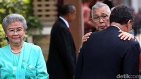 Mantan Wapres Try Sutrisno hadir dengan didampingi istrinya.