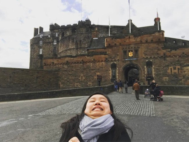 Di setiap foto foto Michelle selalu berpose dengan gaya yang sama. Keunikannya adalah karena di berpose pamer doubble chin di tempat-tempat ikonik dunia. Foto: dok. Instagram