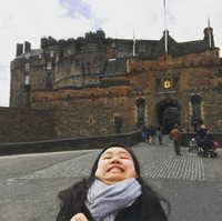 Di setiap foto foto Michelle selalu berpose dengan gaya yang sama. Keunikannya adalah karena di berpose pamer doubble chin di tempat-tempat ikonik dunia. Foto: dok. Instagram