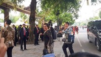 Dikenal sebagai menteri yang nyentrik, Susi tak lupa mengenakan kacamata hitam