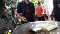 Sejak sebelum akad nikah dimulai, para penyedia makanan sudah mulai bersiap-siap. Ini salah satu stan martabak telur yang sedang mengolah martabak. Hmm, aromanya sedap!Foto: Bayu Ardi Isnanto