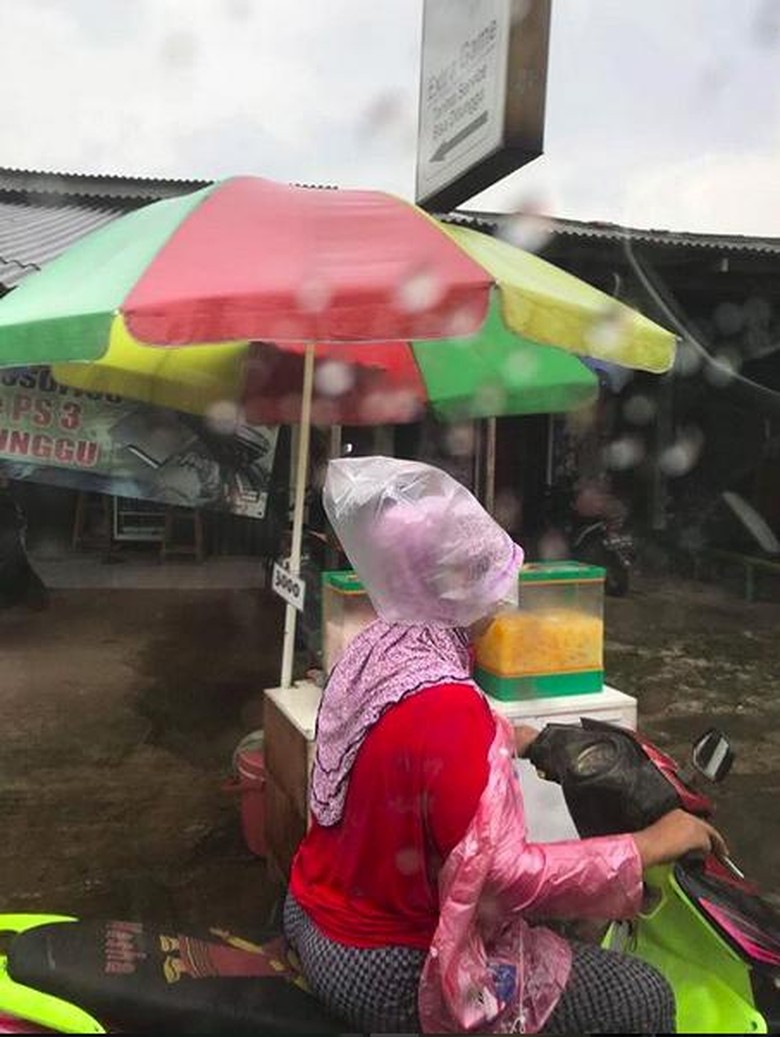 Aksi Emak Emak Jaman Now Naik Motor Pakai Helm Kresek