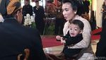 Gaya Jan Ethes Cucu Jokowi Berbeskap di Akad Kahiyang
