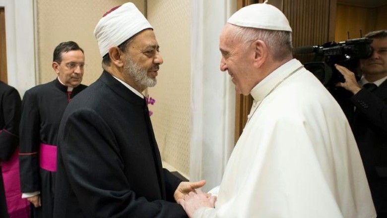 Imam Besar Al-Azhar Bertemu Paus Fransiskus di Vatikan Imam Besar Al-Azhar Bertemu Paus Fransiskus di Vatikan