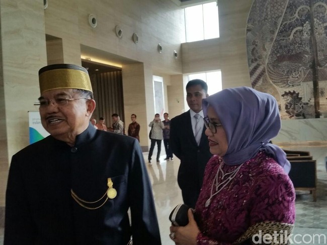 Istri Wakil Presiden RI Jusuf Kalla, Mufidah Kalla, turut hadir menemani sang suami. Ia memakai baju brokat warna magenta dan kerudung ungu muda. Untuk mempercantik penampilan, selendang dan kalung kalung panjang menjadi pelengkap yang sempurna.  Foto: Taufiq/detikcom