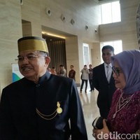 Istri Wakil Presiden RI Jusuf Kalla, Mufidah Kalla, turut hadir menemani sang suami. Ia memakai baju brokat warna magenta dan kerudung ungu muda. Untuk mempercantik penampilan, selendang dan kalung kalung panjang menjadi pelengkap yang sempurna.  Foto: Taufiq/detikcom