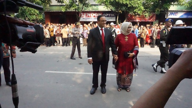 Istri Gubernur DKI Jakarta, Anies Baswedan, Fery Farhati, juga hadir mengenakan kebaya kartini warna merah marun. Ia memakai kerudung putih yang simpel. Sementara Anies membuat penampilan mereka terlihat serasi dengan pemakaian dasi merah.  Foto: Dok. Instagram