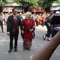 Istri Gubernur DKI Jakarta, Anies Baswedan, Fery Farhati, juga hadir mengenakan kebaya kartini warna merah marun. Ia memakai kerudung putih yang simpel. Sementara Anies membuat penampilan mereka terlihat serasi dengan pemakaian dasi merah.  Foto: Dok. Instagram
