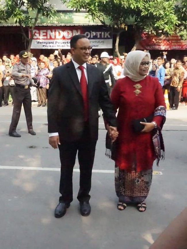 Gubernur DKI Jakarrta Anies Baswedan dan sang istri Fery Farhati Ganis juga tampil bergandengan tangan saat memasuki area gedung pernikahan Kahiyang-Bobby.  Foto: Dok. Instagram
