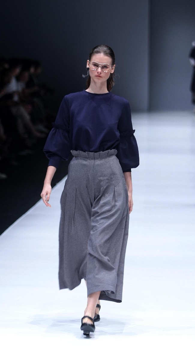 Koleksi busana siap pakai dari desainer Barli Asmara mengusung tema Press Play di Jakarta Fashion Week 2018, Senayan City, Jakarta, Kamis (26/10/2017). Foto: Mohammad Abduh/Wolipop