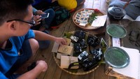 Beragam barang yang dijual di pasar ini. Seperti surat cinta, diari, syal, boneka, kaus, perhiasan, sapu tangan, gitar, kamera, dan masih banyak lagi yang dijual (AFP)