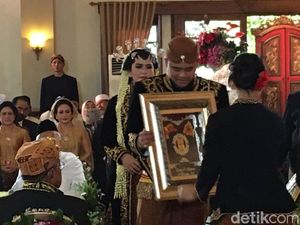 Bobby Serahkan Mahar Alat Salat dan Emas 80 Gram ke Kahiyang