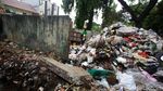 Bikin Kotor! Sampah Meluber ke Ruang Terbuka Hijau
