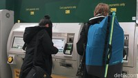 Di London kita bisa menghemat biaya transportasi. Di sini ada banyak transportasi publik yang bisa dijajal. Ada bus, kereta listrik yang dikenal dengan nama tube, tram, riverboat. (Erna/detikTravel)