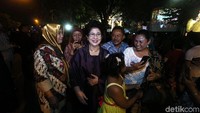 Mereka datang bersama ribuan warga lainnya.