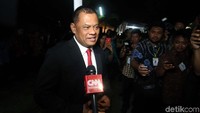 Panglima TNI Gatot Nurmantyo menjawab pertanyaan wartawan saat penghadiri resepsi Kahiyang-Bobby.