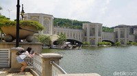 Traveler selalu memadati kawasan Putrajaya ketika berlibur ke Malaysia karena memiliki gedung-gedung pemerintahan yang memukau mata (Masaul/detikTravel)