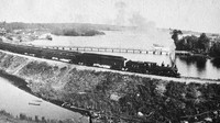 Kereta tersebut rata-rata berasal dari Chicago dan Milwaukee, yang kemudian mengantar hasil bumi itu ke arah timur, Ottawa, Montreal, Portland dan Maine. Memasuki awal abad ke-20, Depot Harbour makin booming (West Parry Sound District Museums Dave Thomas Collection/BBC)