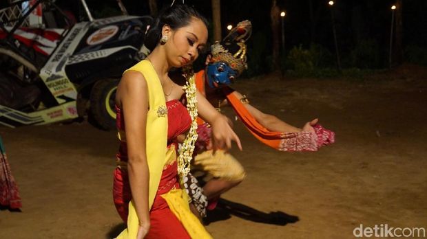 Salah satu aksi penari Lengger Tapeng (Shinta/detikTravel)