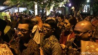 Tanpa sang suami Hamish Daud, Raisa mengantre masuk ke gedung resepsi (Foto: Rosyid/detikcom)