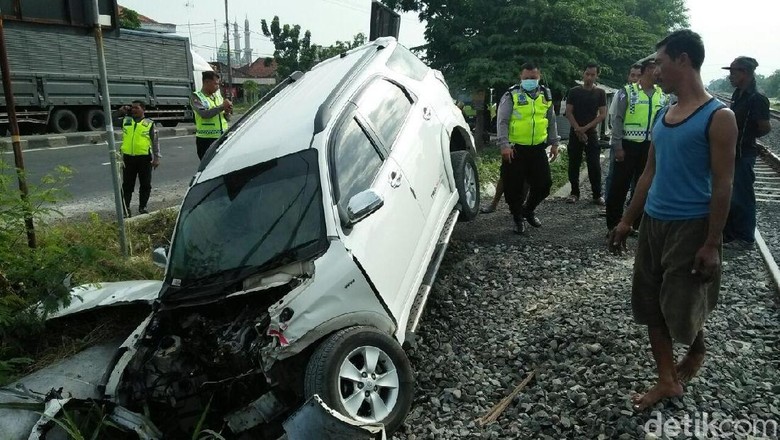 Mobil Terserempet KA Maharani, Dua Penumpang Lolos dari Maut Mobil Terserempet KA Maharani, Dua Penumpang Lolos dari Maut