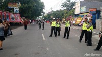 Polisi juga berjaga-jaga di seputar lokasi pernikahan Kahiyang. Karangan bunga nampak memenuhi sisi jalan. (Danu Damarjati/detikcom)