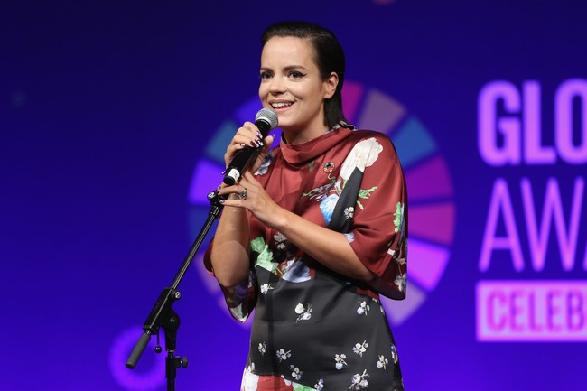 Lily Allen, ASPada 2007, visa Lily Allen untuk bekerja di Amerika Serikat dicabut. Penyanyi asal Inggris tersebut dilarang untuk terbang ke sana karena ia pernah ditahan setelah memukul fotografer di tahun yang sama. Foto: Getty Images